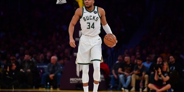 被迫打卡？字母哥前三节22分钟砍下21分 球队已经落后37分